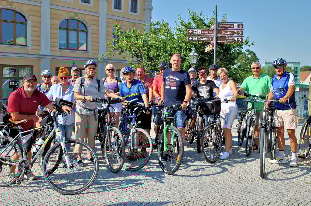 Die Bernburger Bergknappen an der Marktbrücke kurz vor dem Start zu ihrer traditionellen Radtour ins Gartenvereinsheim Roschwitz.