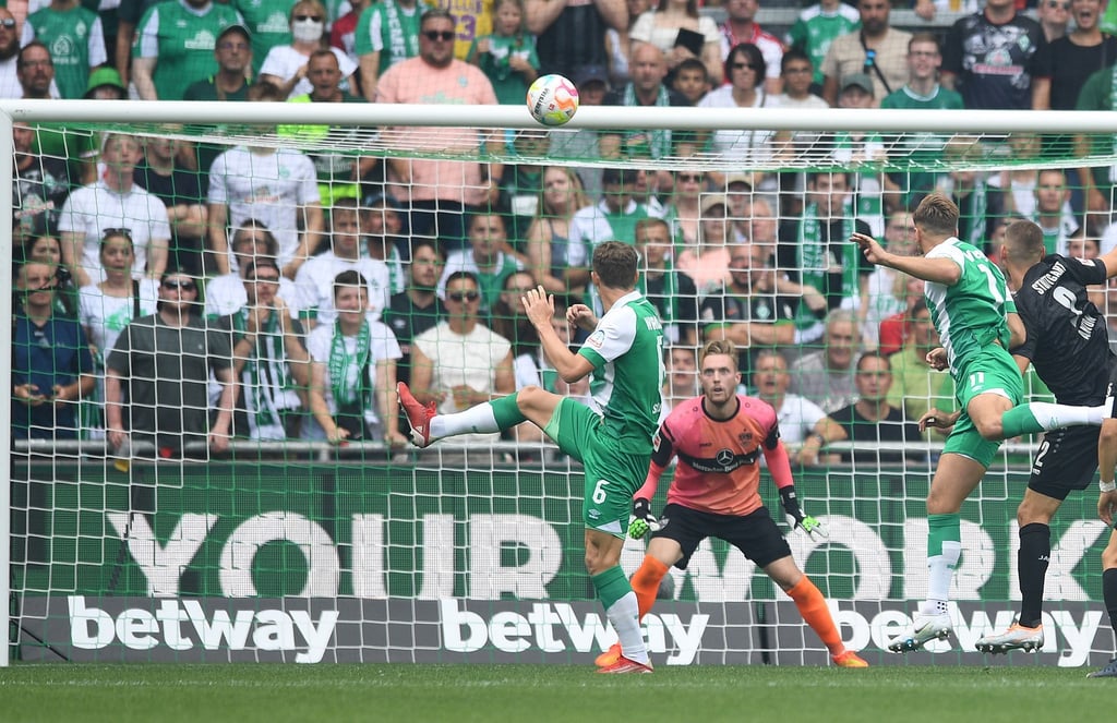 Werders Niclas Füllkrug (2.v.r) köpft zum 1:0.