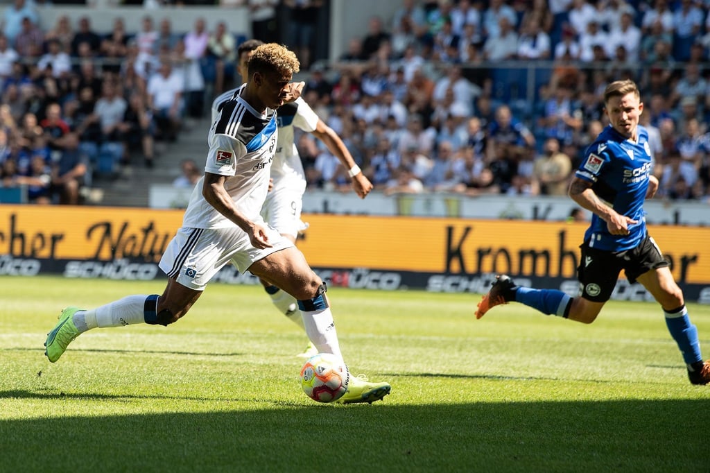 Ransford-Yeboah Königsdörfer (l) schoss den HSV in Bielefeld in Führung.