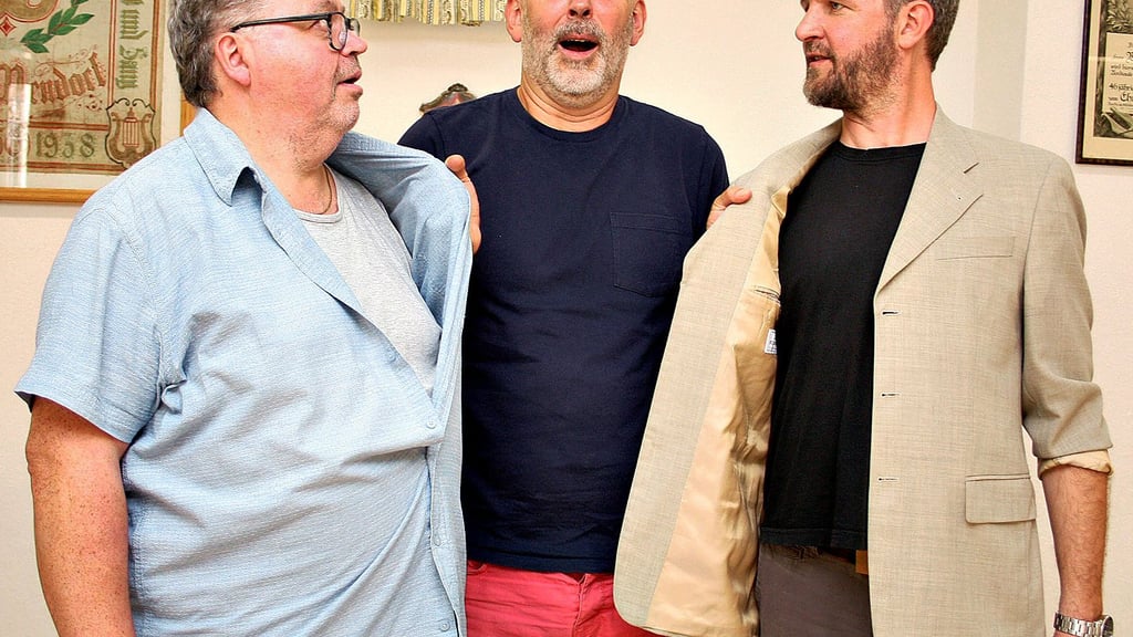 Ein alter Bekannter aus den Vorjahren ist Michael Pietschker (links) aus Groß Rosenburg. Hier mit den Schauspielern Joachim Völpel und Eckhard Ischebeck (rechts) bei einer Probe in der Kulturhalle.