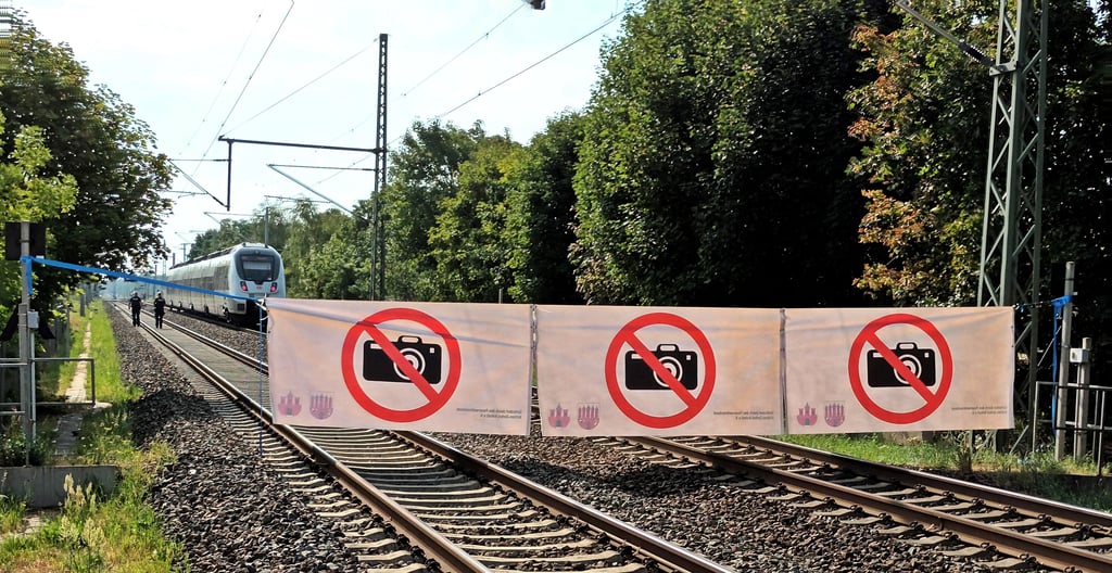 An der Schrankenanlage in der Zerbster Kastanienallee ist es am Sonntag kurz vor 9 Uhr morgens zu einem tragischen Unfall gekommen.