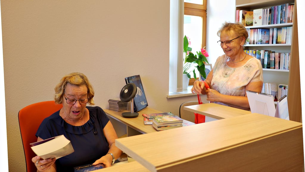 Christa Vaupel (li.) und ihre Mitstreiterinnen Christine Schreiber und Sigrun Bröcking sind jeden Dienstag für die Nutzer der Bibliothek in Parey da.