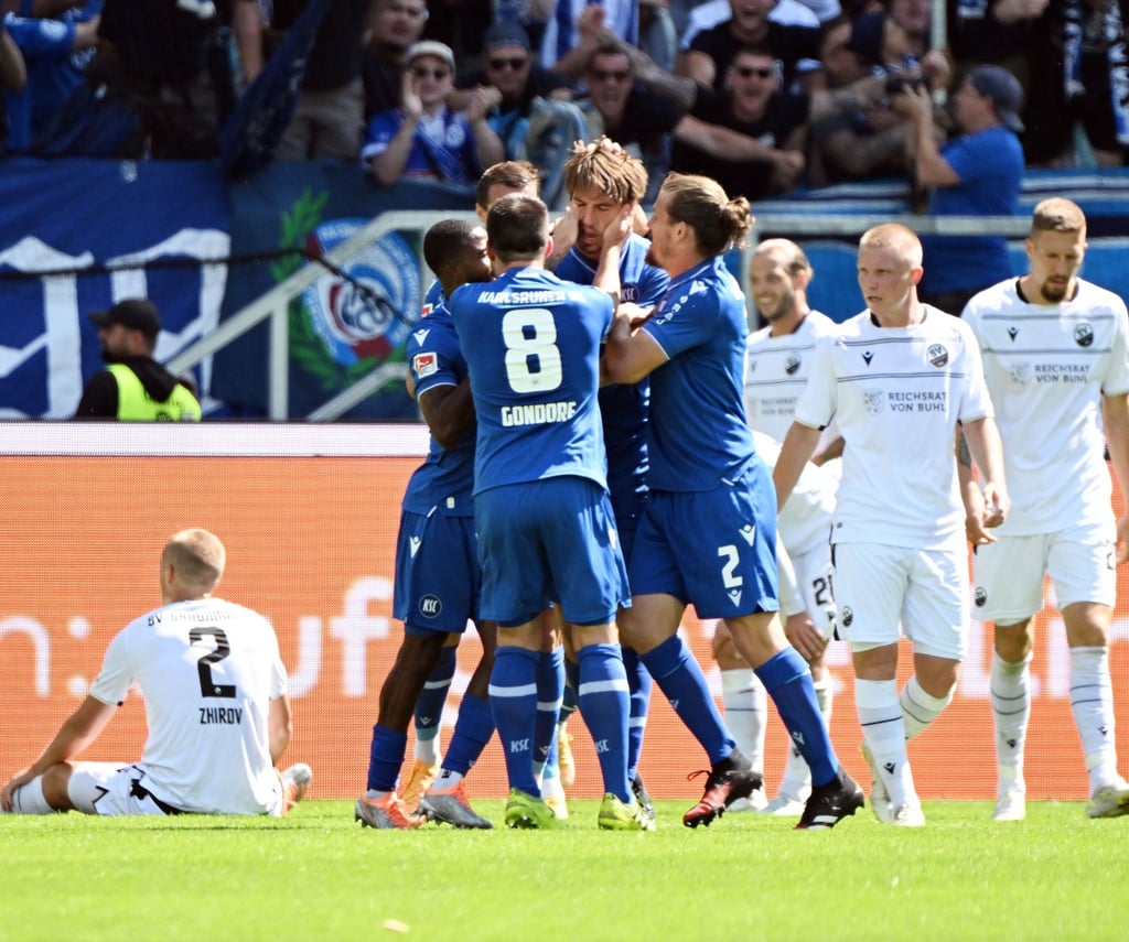 Die Karlsruher Mannschaft bejubelt den Treffer zum 2:2 durch Simone Rapp (M).