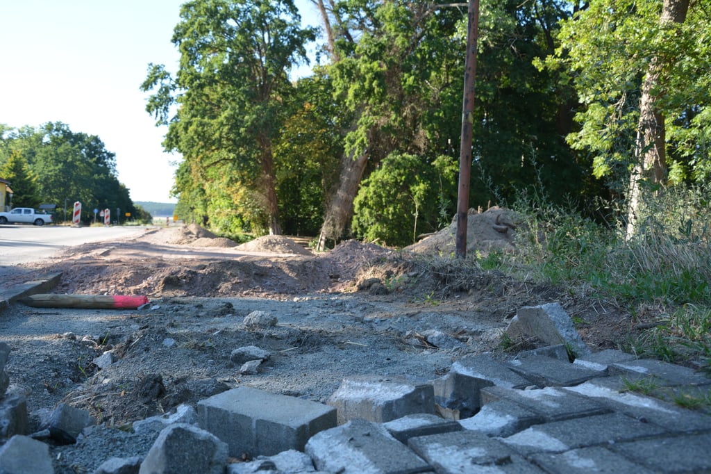 In Wiepke wird die Bushaltestelle um 30 Meter versetzt, um genügend Platz für den neuen Geh- und Radweg zu haben.