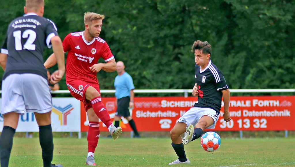 Maximilian Moye (M.) und der SV 09 Staßfurt setzten den MSC Preussen (Carlos Daniel Rojas Peredes, r.) vor allem in Halbzeit zwei gehörig unter Druck.