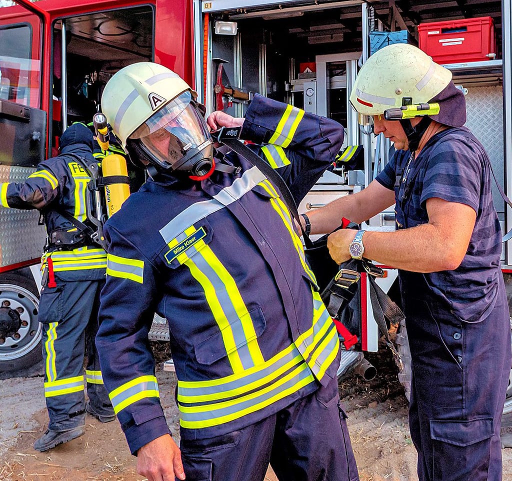 Atemschutzgerät anlegen und dann ran an den Brandort. Insgesamt standen zweimal ein Hektar Wald und Boden in Flammen.