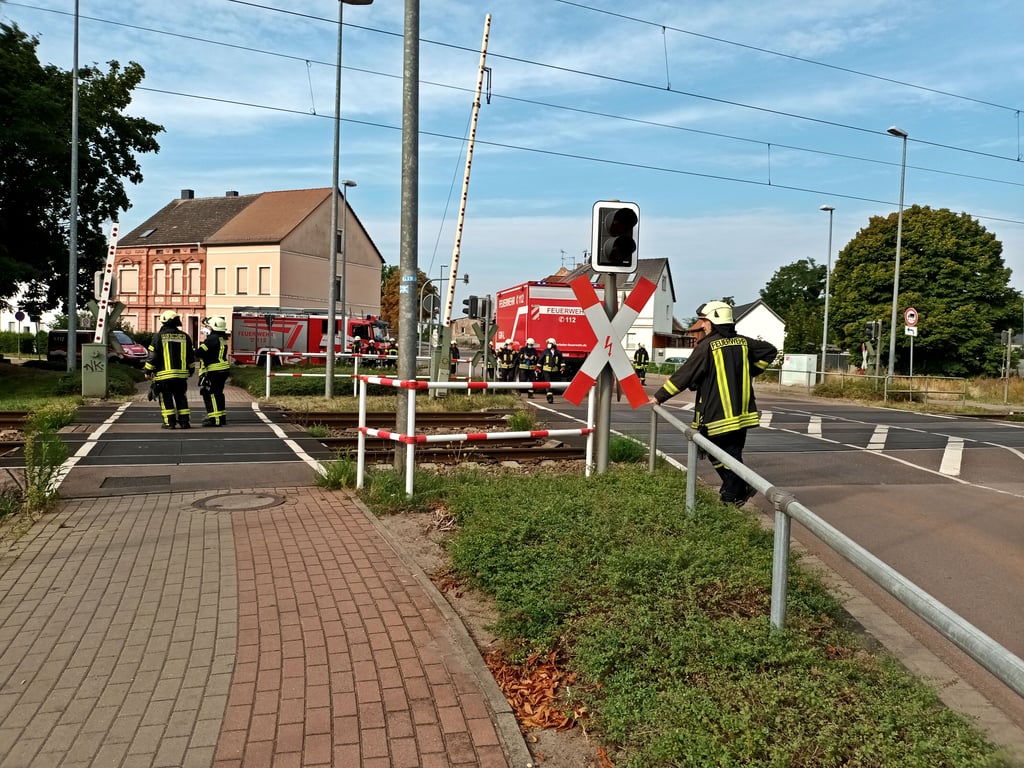 An der Schrankenanlage in der Zerbster Kastanienallee ist es am Sonntag kurz vor 9 Uhr morgens zu einem tragischen Unfall gekommen.