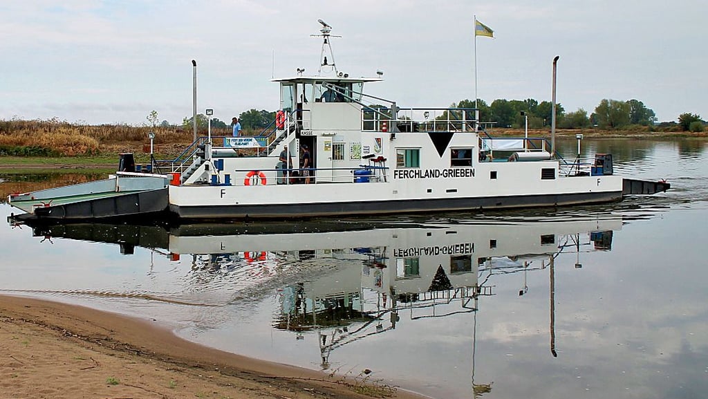 Die Fähre Ferchland-Grieben bei Niedrigwasser.
