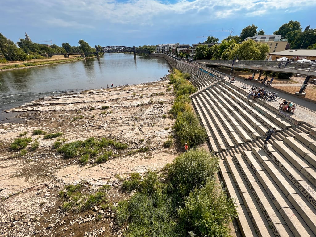 Wassermangel: In Magdeburg liegen Domfelsen und Domtreppen trocken. Die Fahrrinne bietet nur noch 1,20 Meter Tiefe.