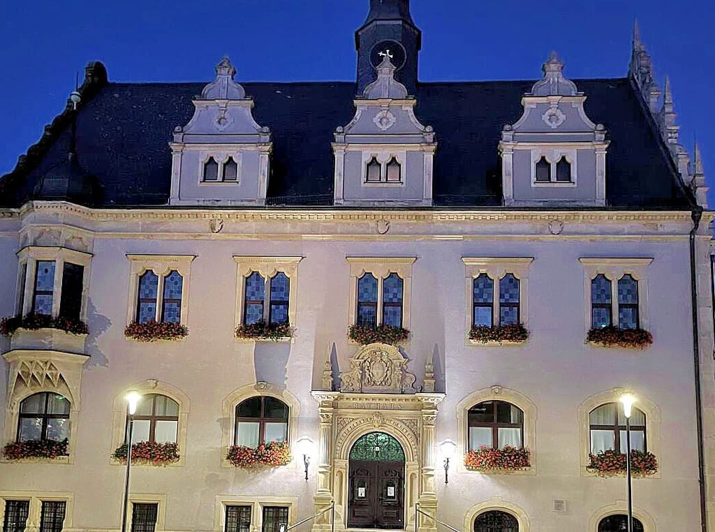 Das Rathaus Schönebeck. Zur Blauen Stunde am Samstagabend wurde es gut ausgeleuchtet.