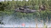 Ein Bundeswehrhubschrauber vom Typ Sikorsky CH-53 holt Löschwasser zur Waldbrandbekämpfung.