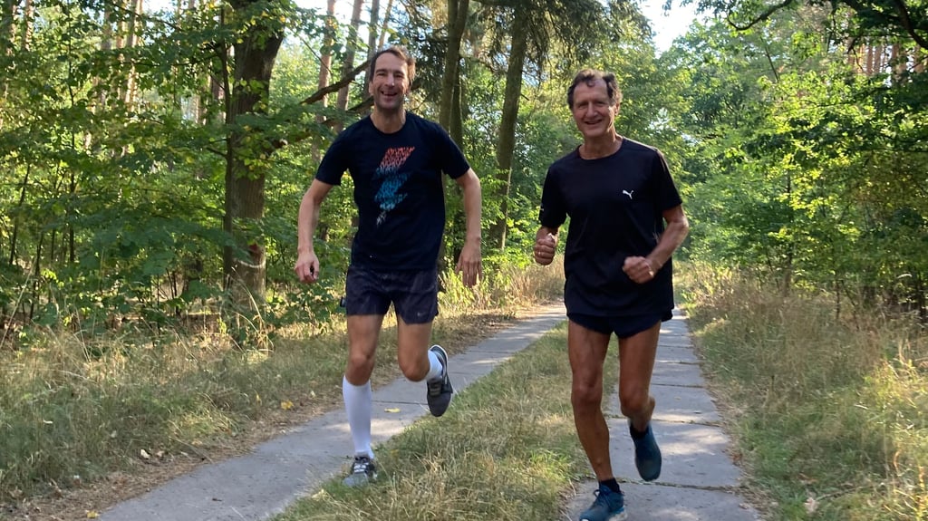 Lauforganisator Gerald Schmidt (rechts) und Volksstimme-Redakteur Marco Papritz haben die Strecken vom 16. Rolandlauf in Burg schon vor dem Startschuss im Oktober gemeinsam absolviert.