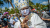 Kardinal Leopoldo Brenes segnet die Gläubigen bei der Ankunft an der Kathedrale in Managua, Nicaragua.