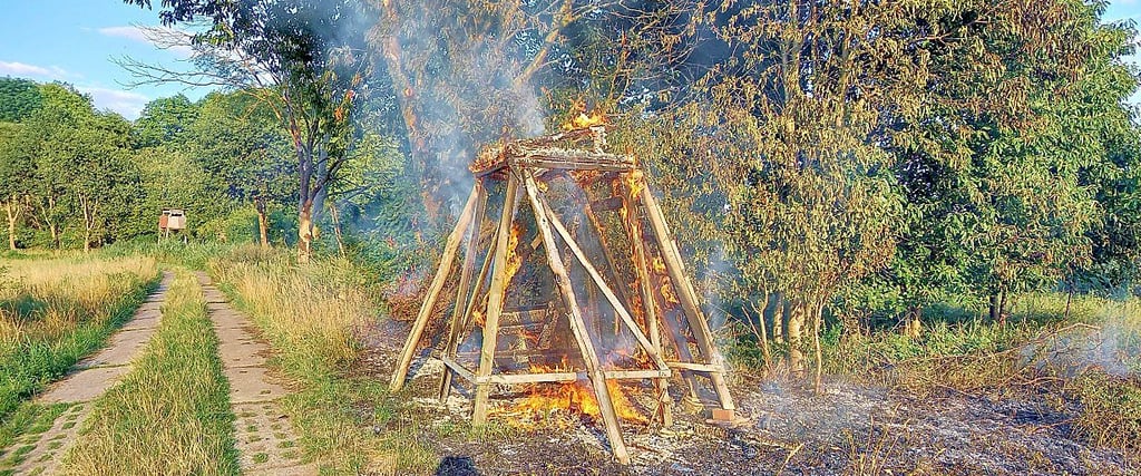 Dieser Jägerhochsitz brannte am Freitagabend bei Jeebel an einem einsamen Weg.