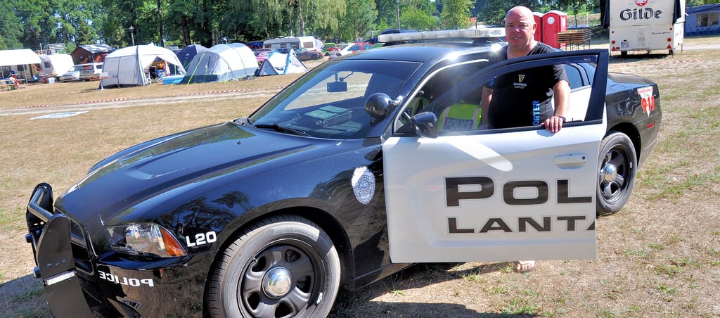 Zwar kein Ford, aber trotzdem gern gesehen: Michael Baasner ist Teil der US-Auto-Szene und präsentierte während des Treffens der „Ford Devils Altmark“ im Waldbad Dähre seinen Dodge Charger, einen original US-amerikanischen Polizeiwagen.