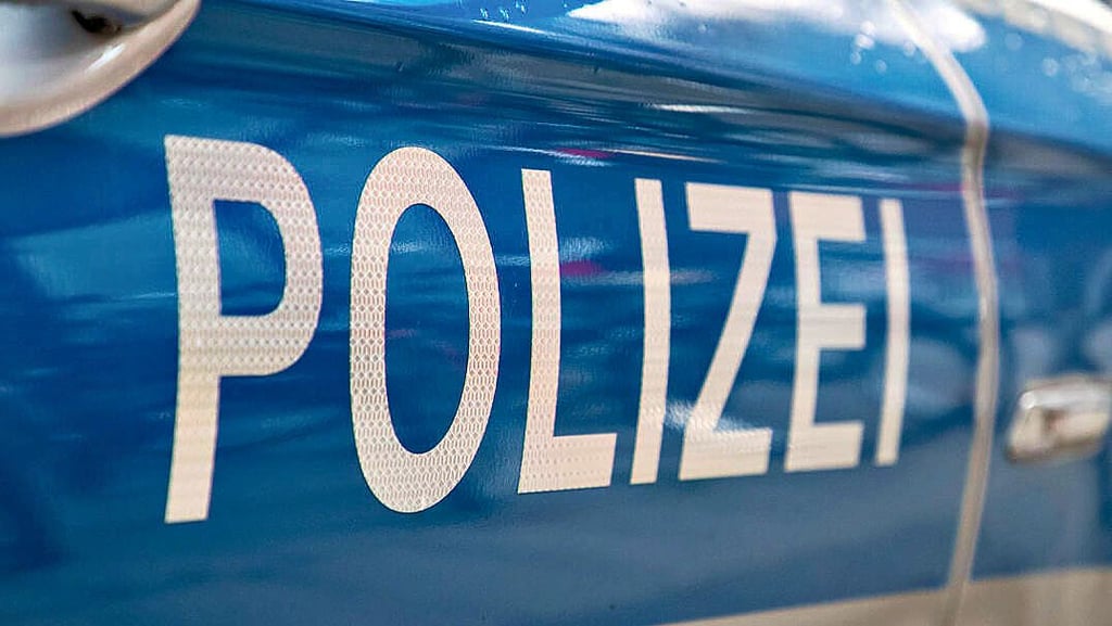 Am Sonnabend wurde am Gummersbacher Platz in Burg ein Streifenwagen der beschädigt. Das Polizeifahrzeug war auch Ziel einer Pinkelattacke.