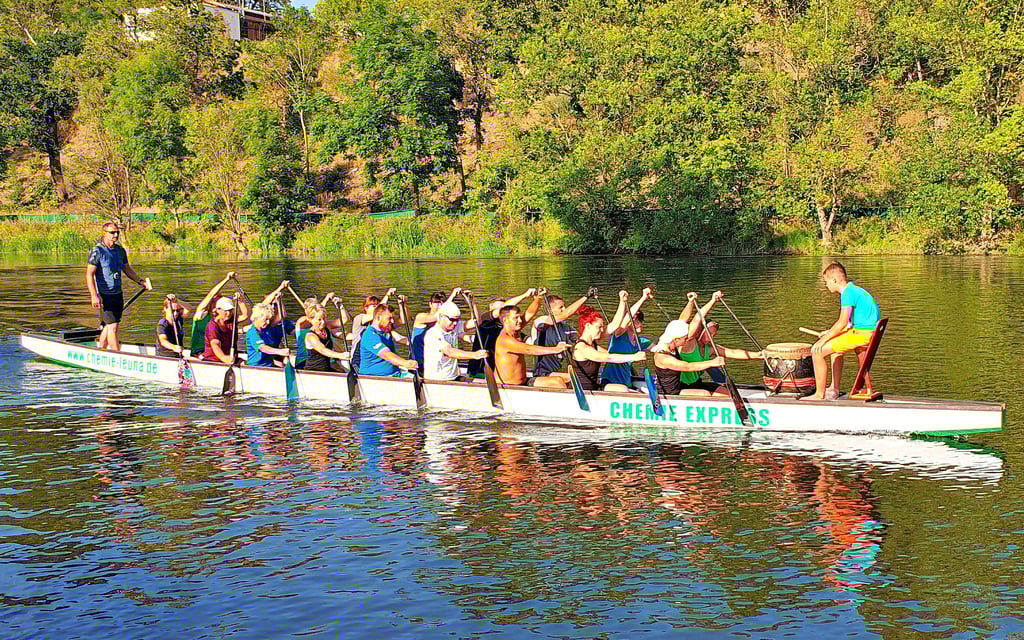 Das Team von Chemie Express und Geiseltaler Searunners im Training im Drachenboot auf der Saale bei Bad Dürrenberg