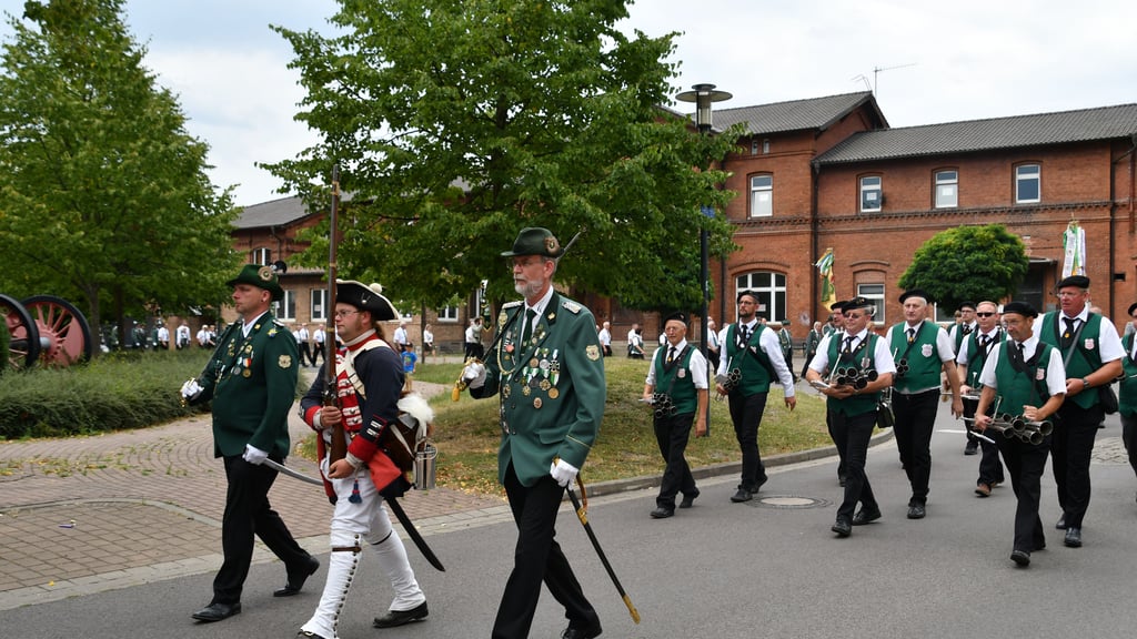 Die Hauptmänner der Schützengilde Oebisfelde führen gemeinsam mit Stefan Velke (mitte) den Ummarsch zusammen mit der Schalmeienkapelle aus Wassensdorf an.