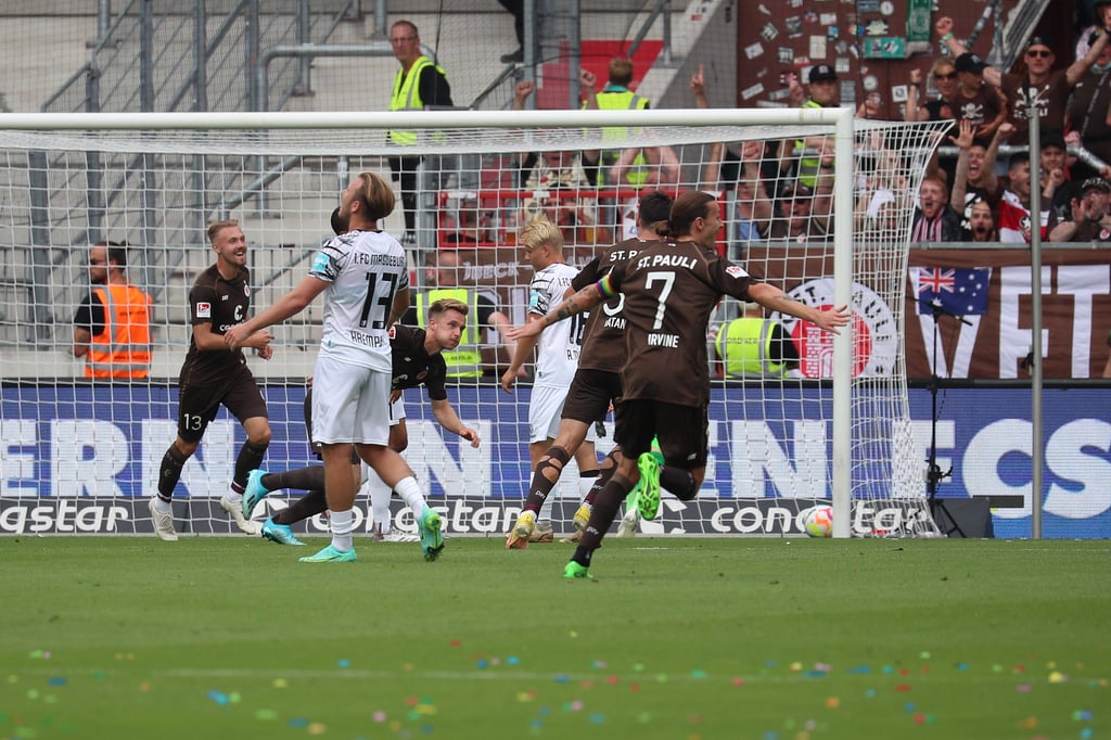 Bedient: Connor Krempicki (Nr. 13.), der mit dem FCM bei St. Pauli verlor.