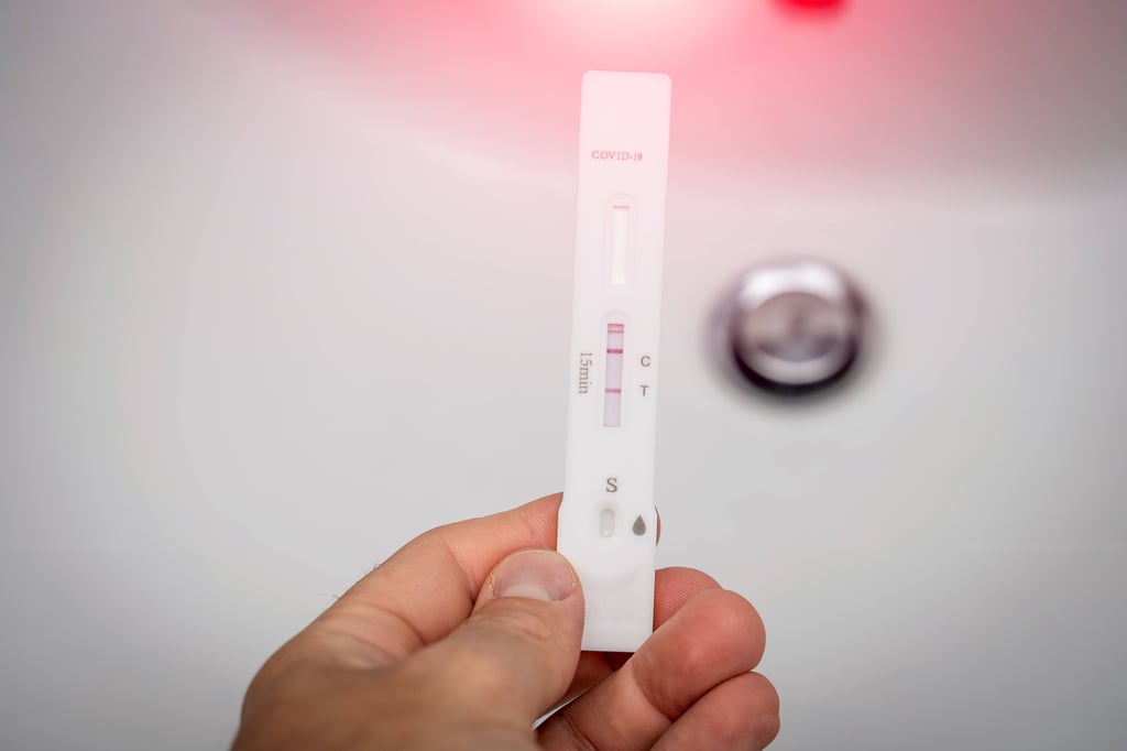 Corona Test: Zwei Striche – Was bedeutet das und was nun? Dein Ratgeber