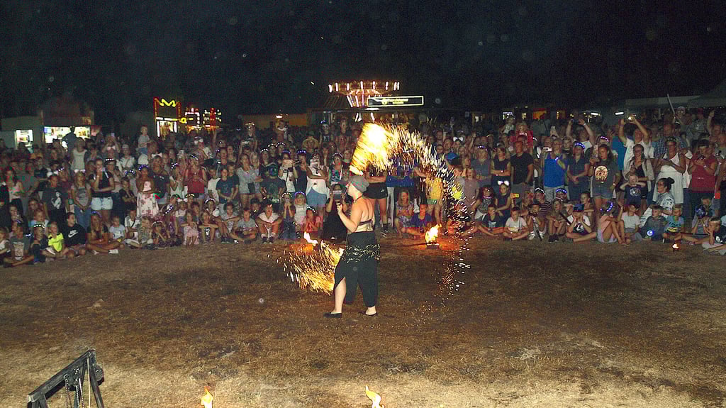 Das Duo von Pyr-Romantika bot zu später Stunde eine imposante und atemberaubende Feuershow vor der großen Partybühne auf der Bleiche am Arendsee. Hunderte Zuschauer applaudierten im Schein der Flammen und Lichterkränze.
