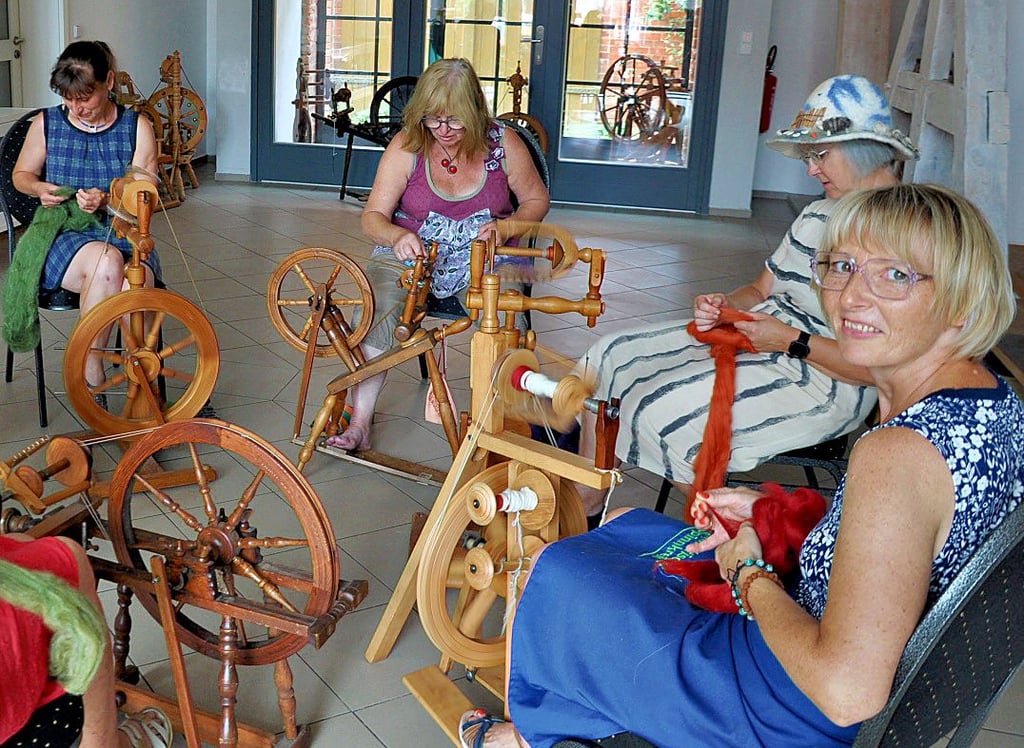 Beim „Spinnen nach Jerusalem“ wird an jedem Spinnrad Wolle in einer anderen Farbe gesponnen. Nach einigen Minuten gibt’s einen Stopp. Die Frauen geben die Wolle weiter und spinnen mit der nächsten.