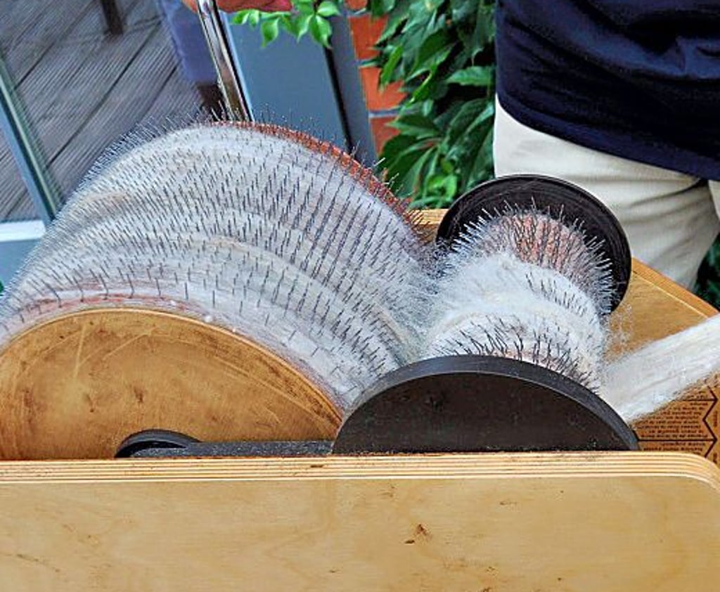 Mit der Kardiermaschine werden die Fasern in eine Richtung gebracht.