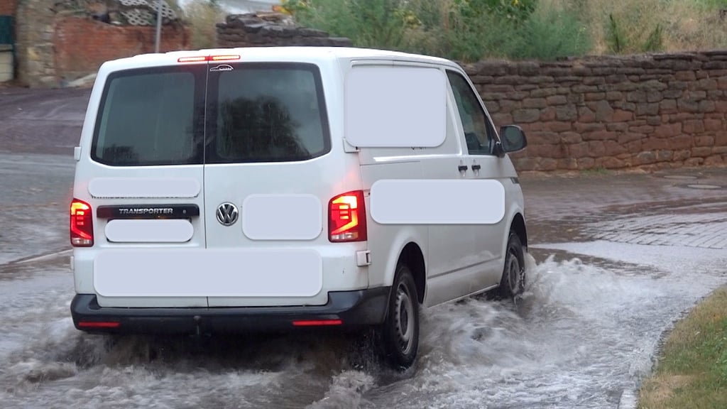 In der Börde sorgt Starkregen für überschwemmte Straßen und Gefahren für Autofahrer. Foto: