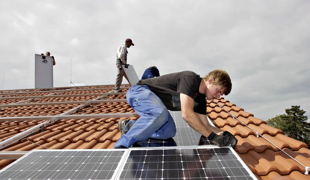Zwei Handwerker installieren in Eichenbarleben Solarzellen.