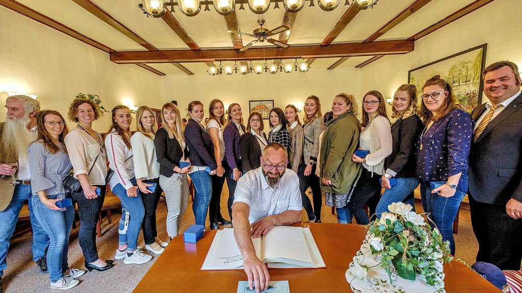 Jens Bertuleit und das Frauenteam dürfen sich in das Ehrenbuch der Stadt Gräfenhainichen eintragen.