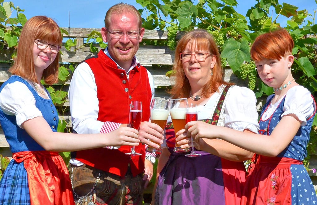 Prost! Enrico Reumann stößt gemeinsam mit seiner Frau Sina sowie den Töchtern Amber und Alyssa auf das Gelingen des Oktoberfestes an.