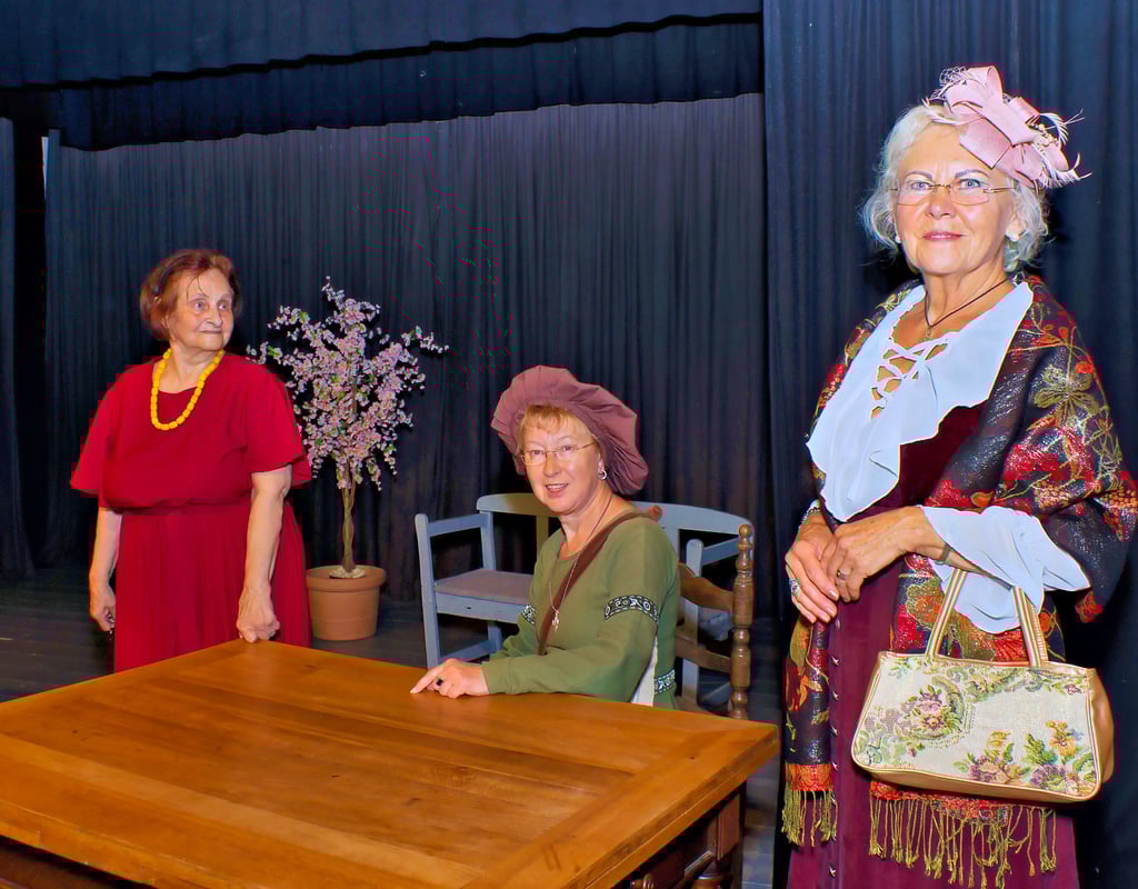 Historische Frauenpersönlichkeiten aus Zeitz hatten ihren Auftritt im Neuen Theater Zeitz.
