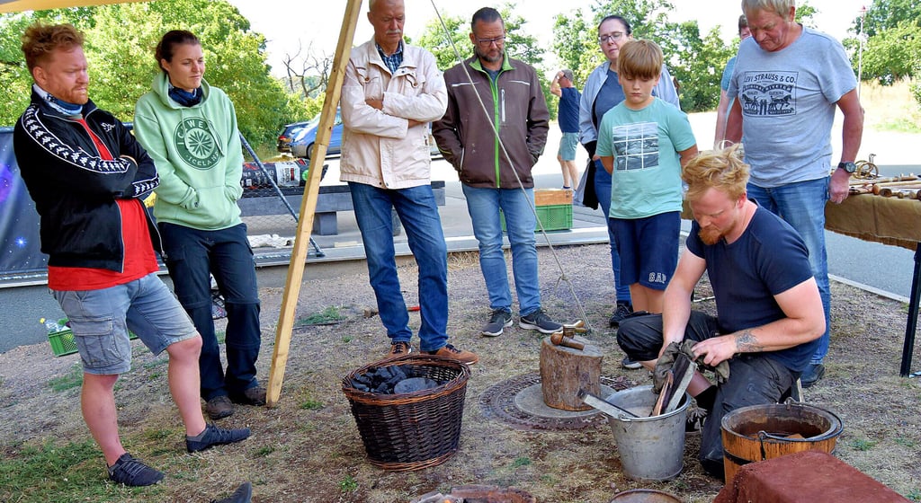 Workshop in der Arche Nebra: Rasch erfolgt die Abkühlung des Werkstücks:
