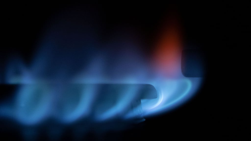Eine Gasflamme brennt auf einem Küchenherd in einer Wohnung. 