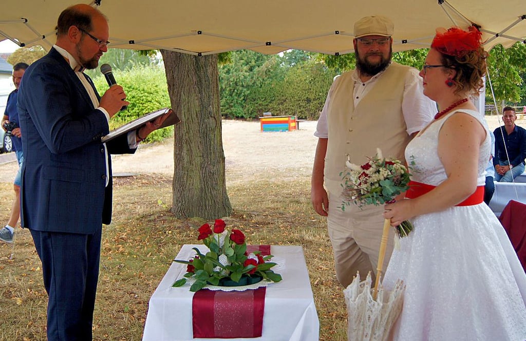 Landrat Martin Stichnoth „traute“ Roman und Jennifer Schulze in Mose.