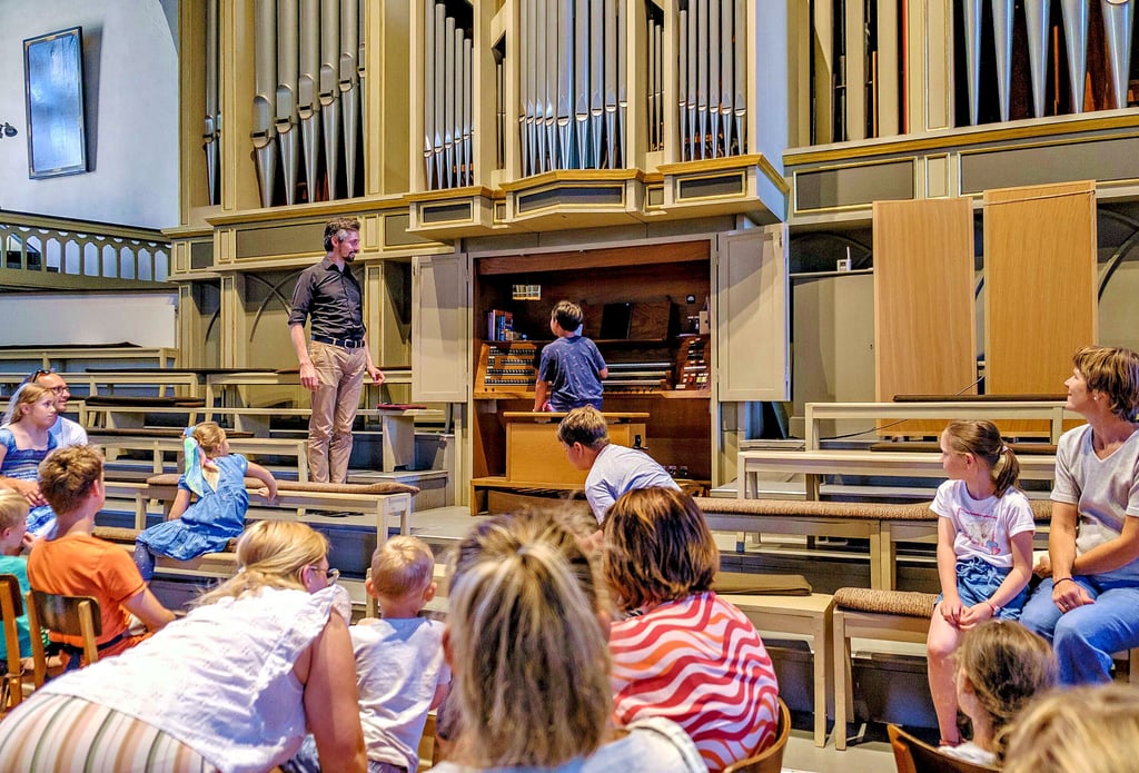 Einer Orgel Töne zu entlocken, ist gar nicht so einfach. Auch das erfuhren die Kinder bei der Führung.