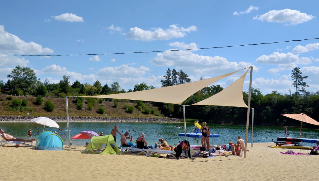 Der heiße Sommer sorgt für sehr gute Besucherzahlen im Strandbad in Staßfurt. Rekordtage waren bisher der 20. Juli und der 4. August. An beiden Tagen waren etwa 1000 Badegäste im Bad. Auch an den anderen Tagen tummelten sich meist mehrere Hundert Besucher im Strandsolbad.