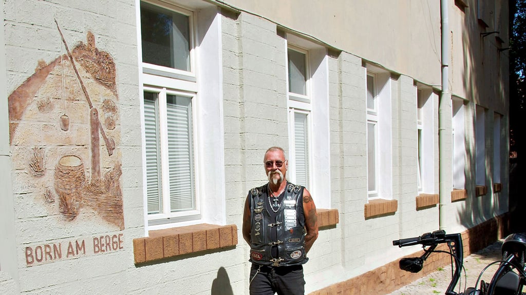 Rüdiger Bothe alias Roger vom Barneberger Bikerclub vor seinem Meisterwerk.