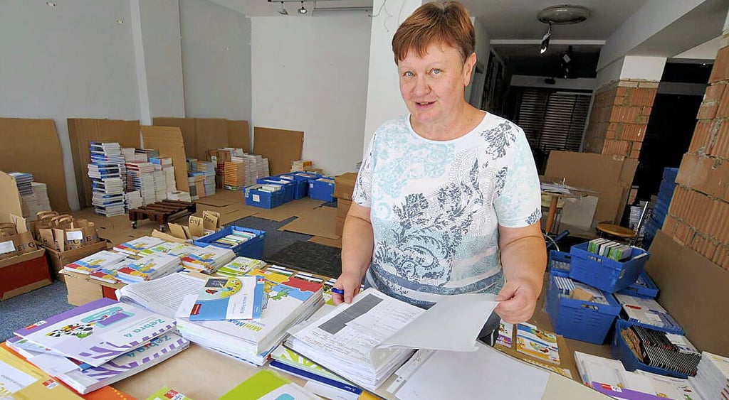 Dagmar Nüssel, Inhaberin der Gutenberg-Buchhandlung in Naumburg, überprüft die Lieferbestände der Leihexemplare.