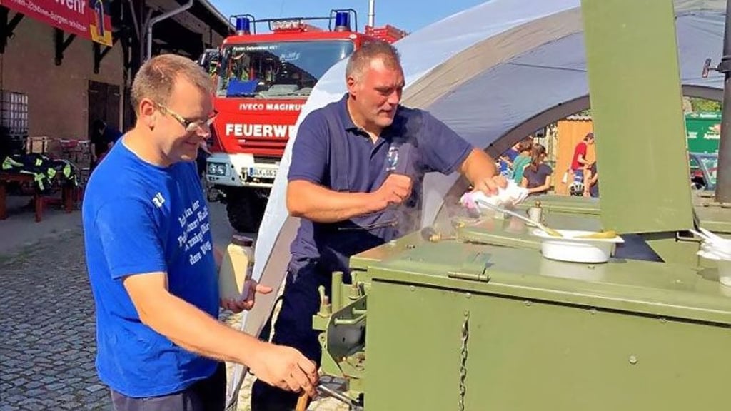 Ortswehrleiter Ralf Jungtorius (li.) und Mike Biber stehen seit Stunden an der Gulaschkanone, in der dicke Erbsensuppe köchelt.