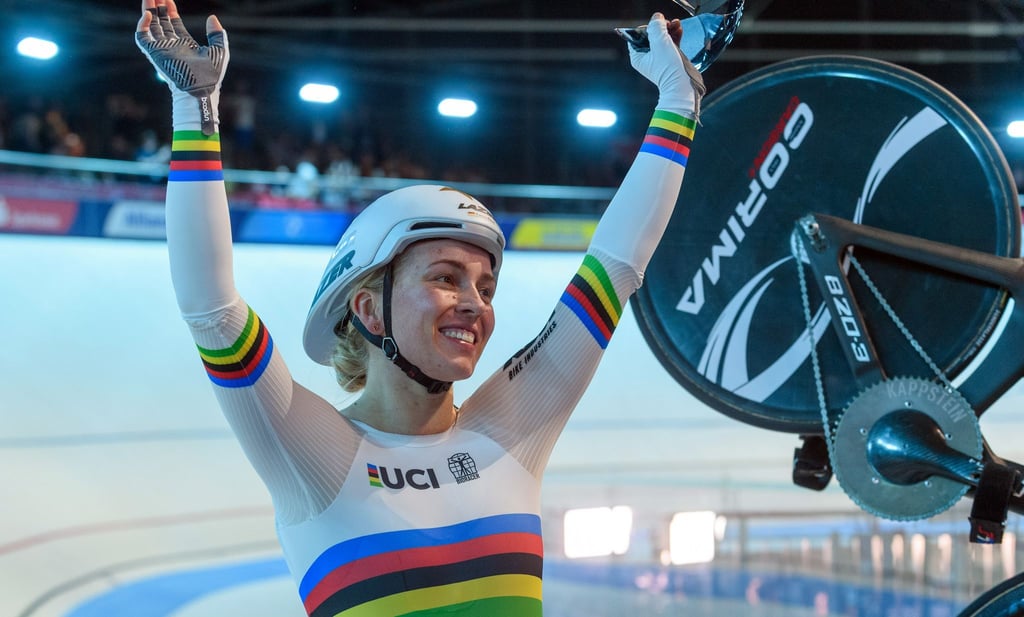 Hat sich das dritte EM-Gold im Sprint geholt: Emma Hinze jubelt nach dem Rennen.