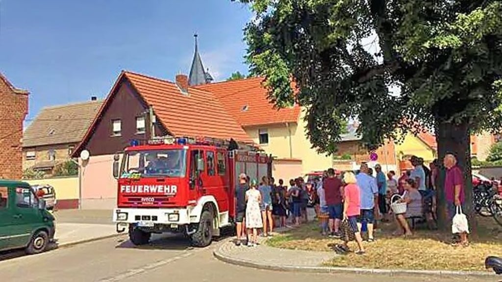 Die Drohndorfer warten auf die Feuerwehr mit der Erbsensuppe.