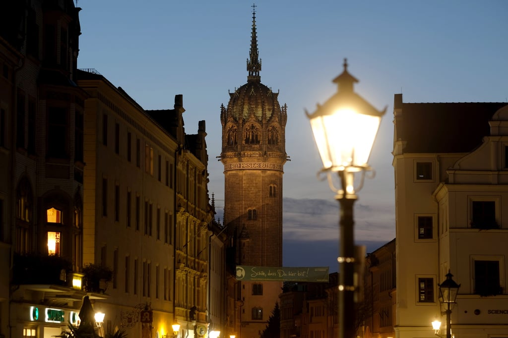 Abendliches Wittenberg: Die Lutherstadt hat die Helligkeit ihrer Straßenlampen wegen der Energiekrise reduziert. Denkmäler werden nur noch zu besonderen Anlässen angestrahlt.