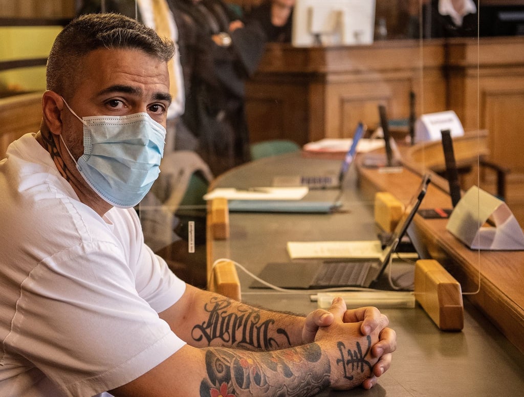 Anis Mohamed Youssef Ferchichi, bekannt als Rapper Bushido, sitzt im Gerichtssaal.