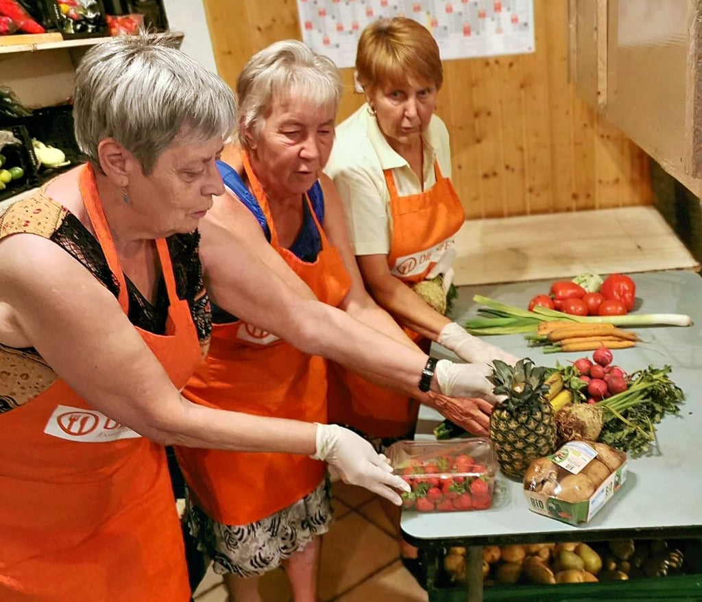 Rosel Thoms (von rechts), Monika Waesche und Ingeburg Bohndieck sortieren vor der Ausgabe Obst und Gemüse.