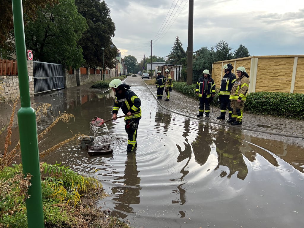 Reichlich Wasser kam am frühen Montagabend, 15. August 2022, in der Region rund um Hecklingen herunter. Feuerwehren mussten zu überfluteten Straßen ausrücken, wie hier in Hecklingen.
