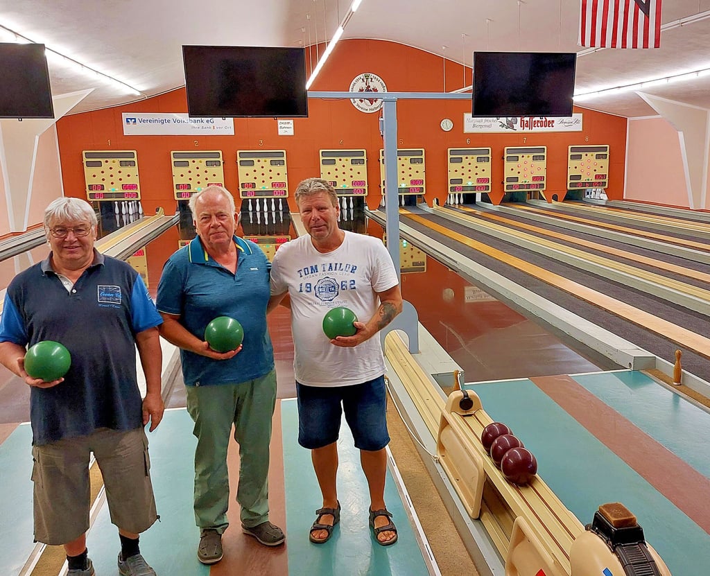 Hartmut Schüler, Peter Brodowski und Wolfgang Plock (von links) freuen sich auf den Tag der offenen Tür zu 120 Jahre Kegelsport in Halberstadt. Die Acht-Bahn-Anlage in der Kegelhalle Halberstadt ist sogar bundesligatauglich.