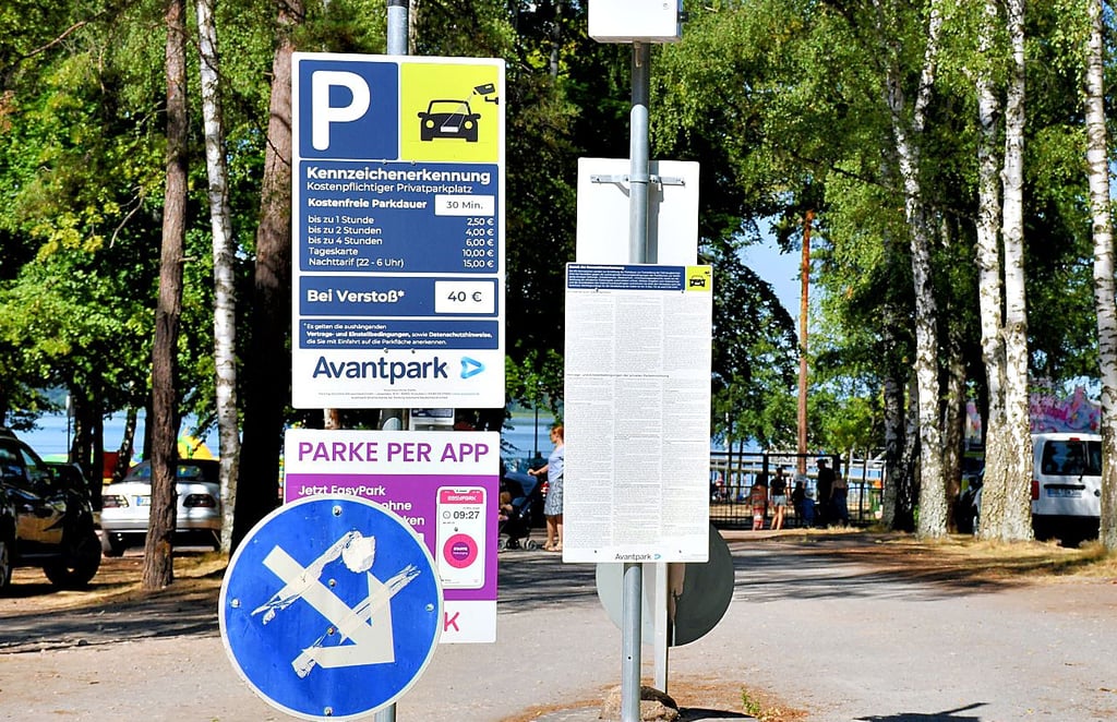 Wer das hintere Schild mit dem Kleingedruckten lesen möchte, benötigt viel Zeit.