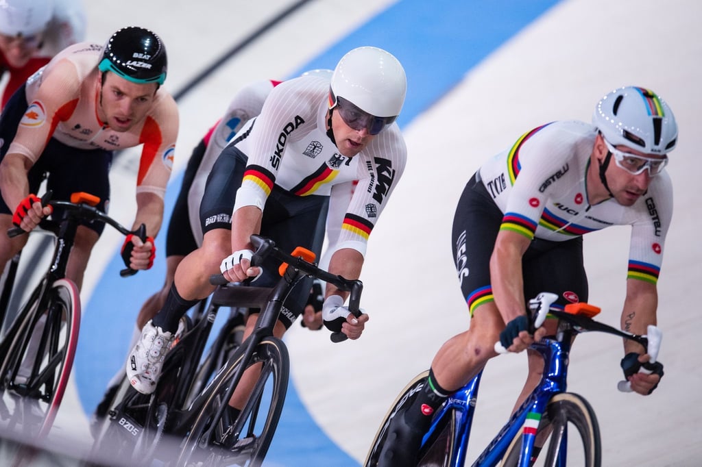 Theo Reinhardt (M) verfolgt den späteren Sieger Elia Viviani.