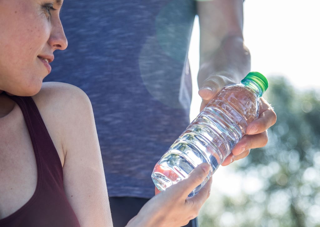 Genügend trinken ist an heißen Tagen besonders wichtig - doch Wirkstoffe in Medikamenten können etwa das Durstgefühl verändern.